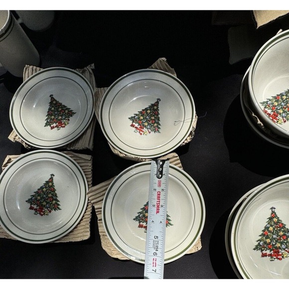 EHI YULETIDE China 16 Piece Set 4 Piece Place Setting Missing 1 Cup Original Box - Picture 5 of 12